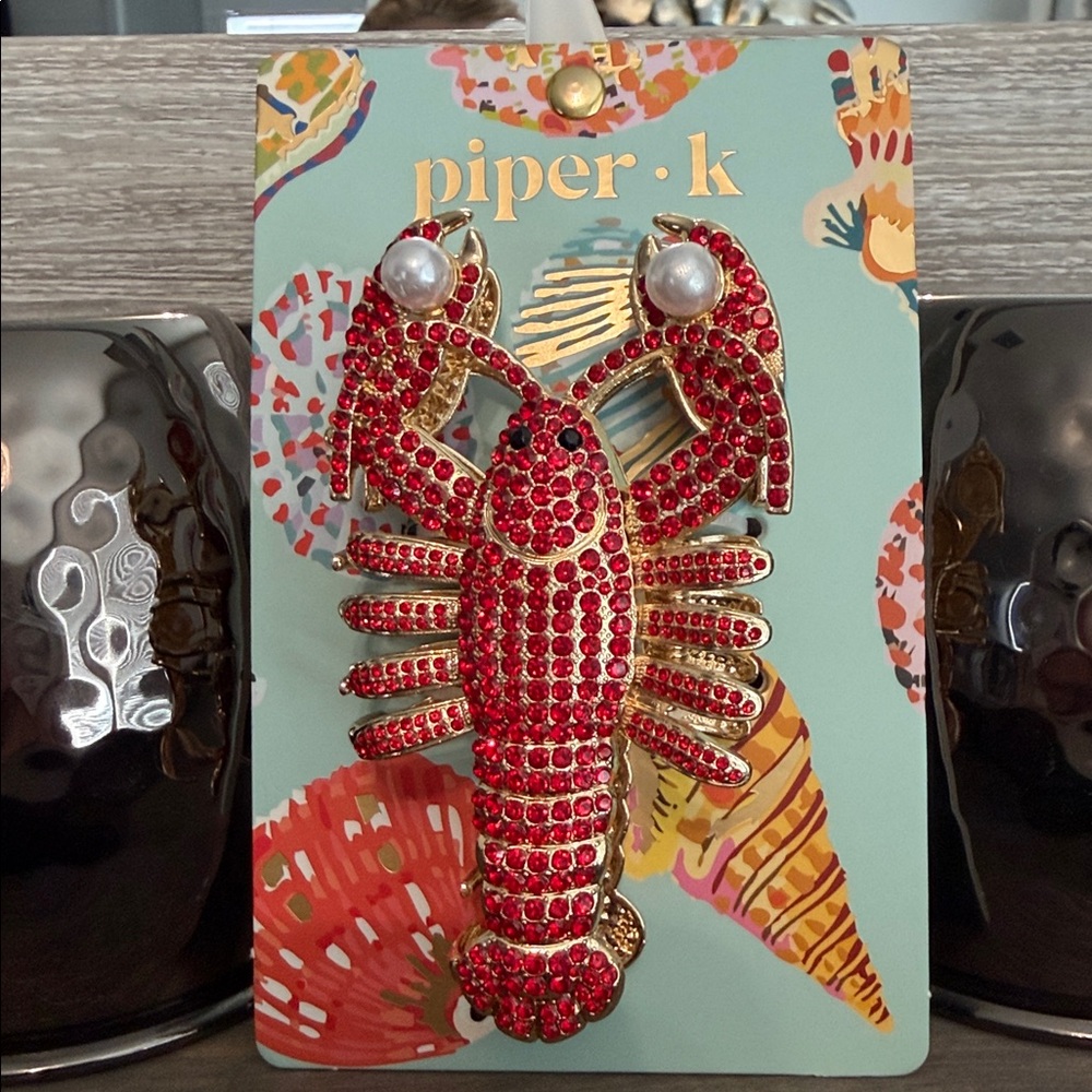 Piper-K  Crystal Lobster w/two white pearl accents hair clip. Summer staple
